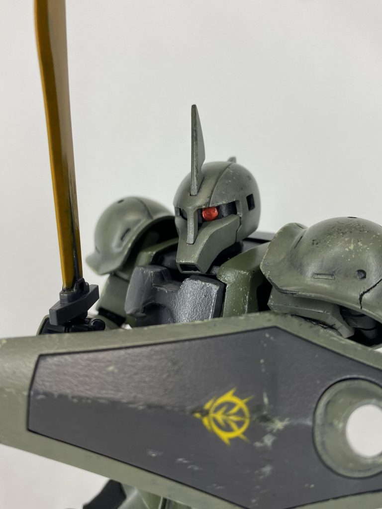 こだわりポイント①他作品に登場するときは『闇夜のフェンリル隊』のエンブレムがありますが、今回はゲームモデルに合わせ、シールドのジオンマークのみ。