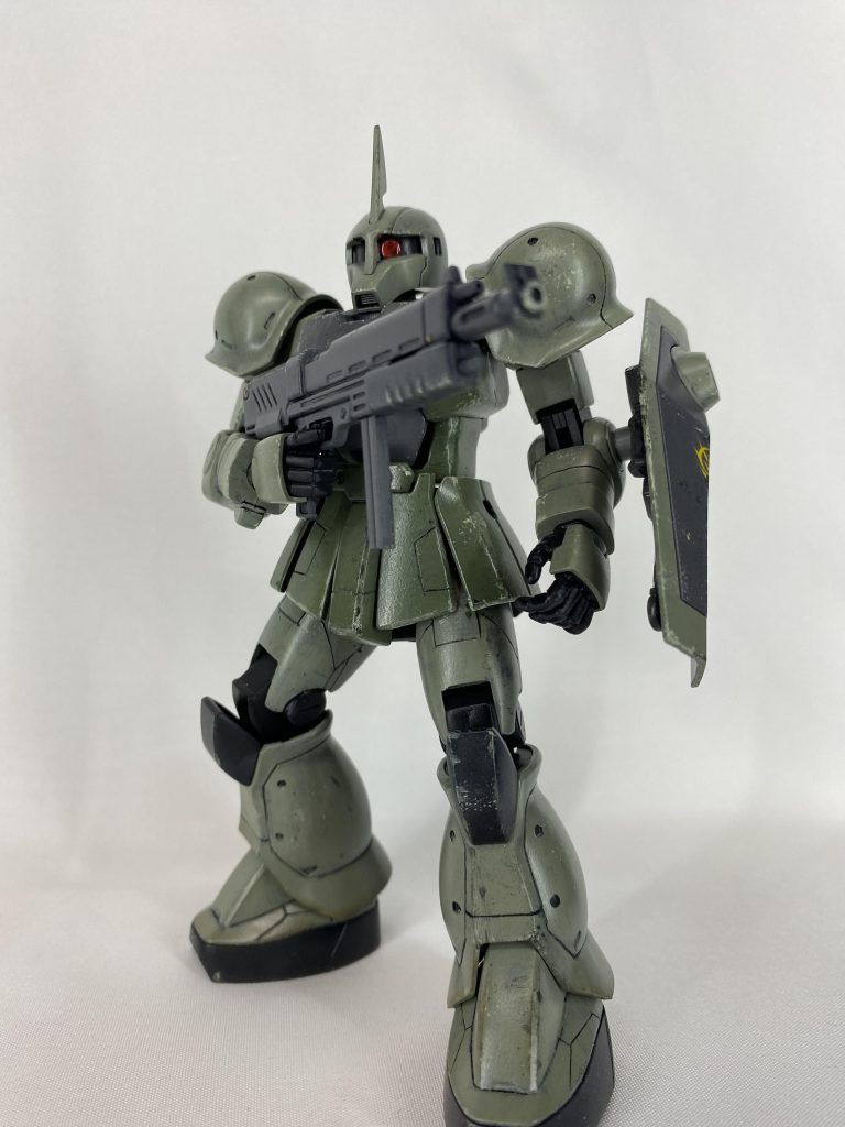 こだわりポイント②90mmマシンガン(MMP-80)は、リック・ドムⅡに付属の後期型に。攻略本で確認すると、ザクⅡ改に付属するGランチャー付きのものではなく、こちらの仕様でした。ザクⅡ改とリック・ドムⅡのマシンガンが違うことを今回知りました😧