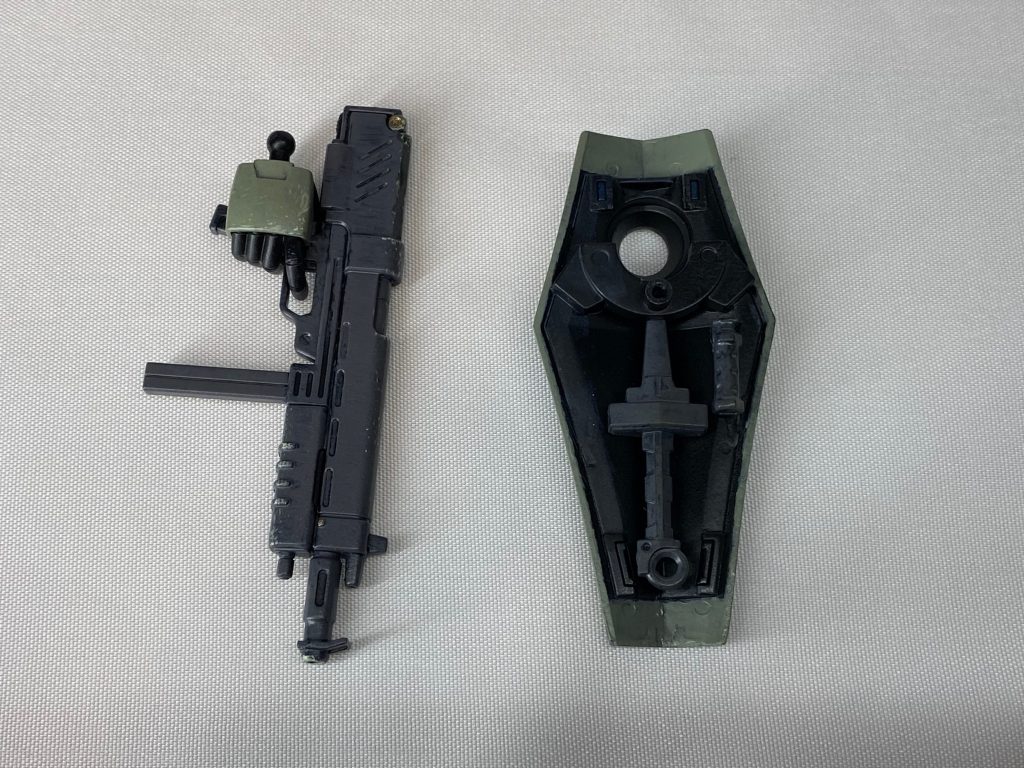 こだわりポイント③シールド裏にはスモークグレネードを装備しました。取付位置などは自己解釈です。自分、これがないとアムロのガンダムを倒す事は出来なかったので、大変お世話になった装備です👍