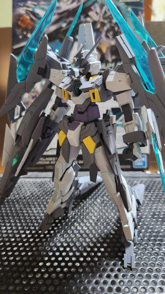 今回はプラ板とスジ彫りでディテールアップとエッジ出し、シャープ化を施して全塗装。艶消し塗装してからシールをレジンで固めてます。途中エアブラシが動作不良したり、塗料切らしたり等々、トラブル続出しました(泣)今回の失敗を次の製作に生かせるように、精進していきます。