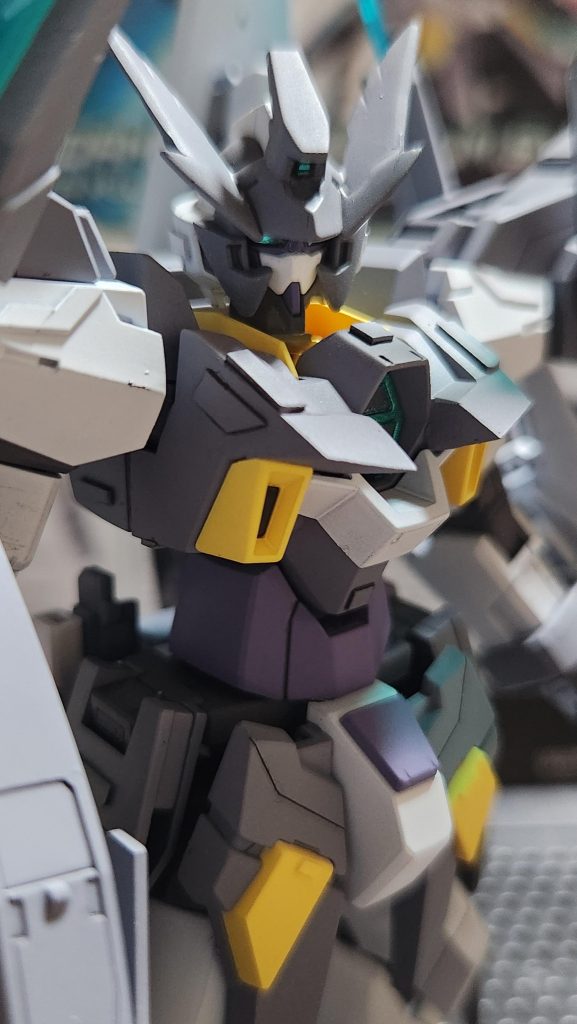 お気に入りのバストアップ胸部パネルを延長してエッジ&平面出しに、予想より時間を掛けましたが、苦労したかいがありました。胸部パネルはかなり寂しい印象だったので、プラ板張ってディテールアップをしました。