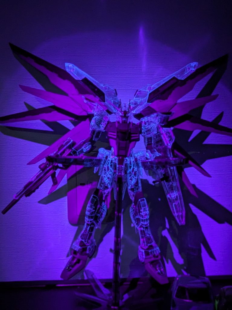 クリアパーツの裏側に蛍光ブルーを墨流し。100円ショップのシークレットペンで照らすとよく光ります。やってみようと思ったことをするっていいものです。息子よありがとう。