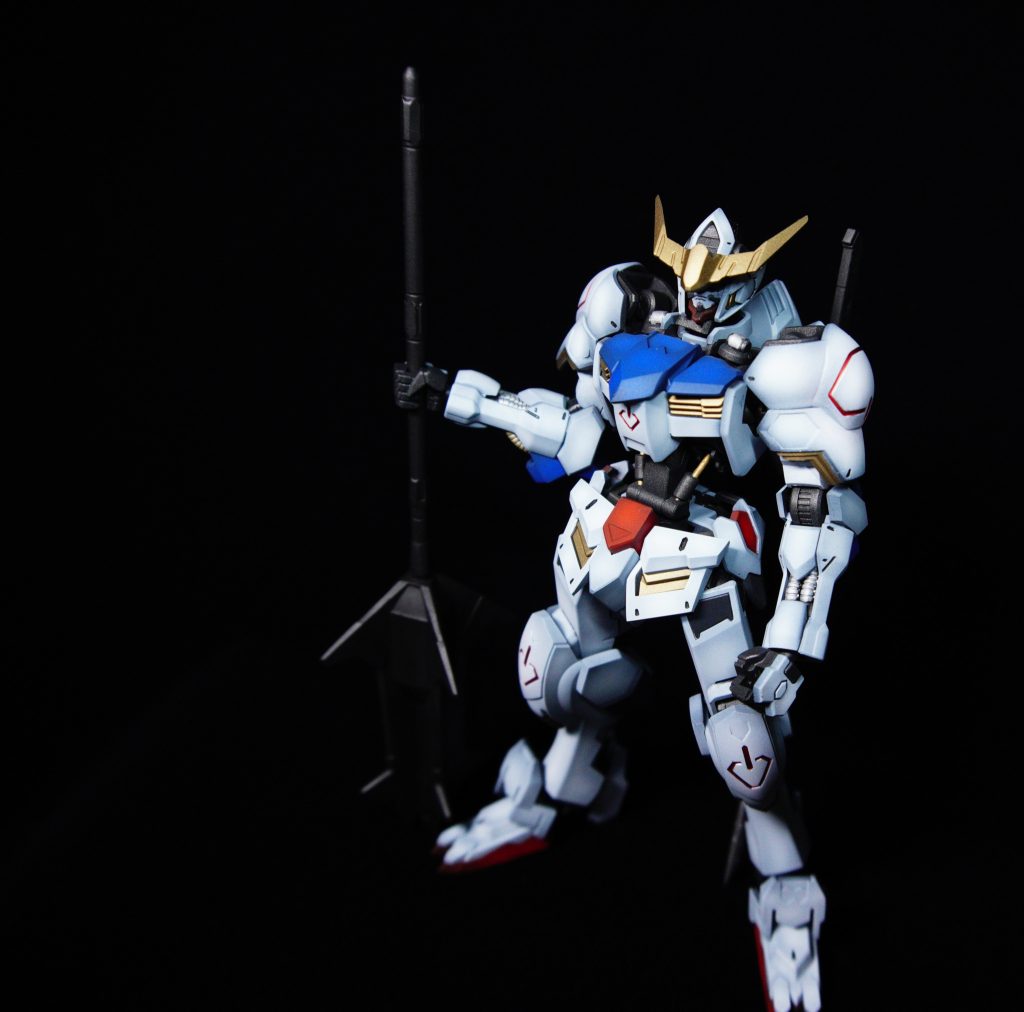 カラーはベタ塗りするのも個人的に鉄血のイメージと合わないなと思い黒立ち上げ