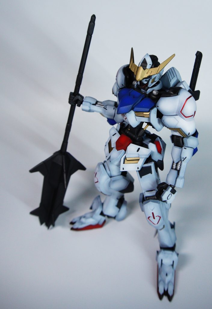 バルバトスは刺々しいイメージだったので各部シャープに仕上げました。ただ、アンテナが洗浄の祭に延長分部が折れた😭