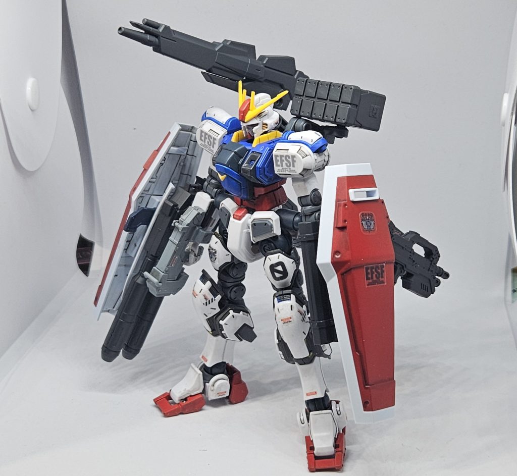 正面から。両腕にフルアーマーガンダムの武装を装着。バックパックにビームキャノンとミサイルを追加しています。