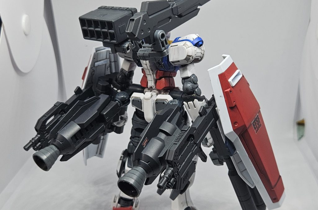 背面から。腰部に機動力補助のためのバーニアとマシンガンのマウント部分を追加しました。