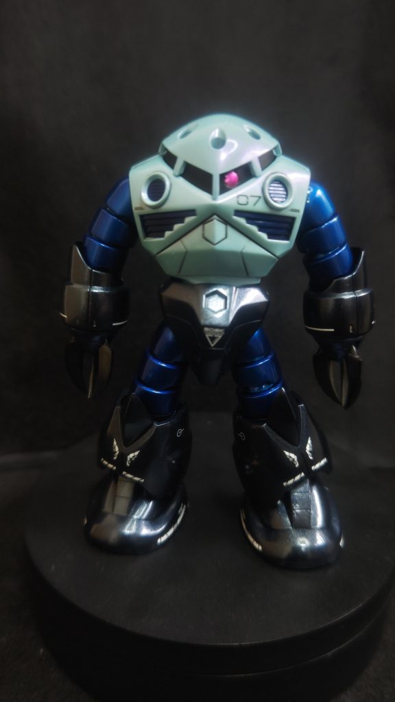 モノアイを点けてない時。穴を空けて、クリアレジンで埋め、ガンダムカラーのメタリックピンクで塗りました。内側は光が漏れないようにプラバン貼って黒で塗ったりもしてます。