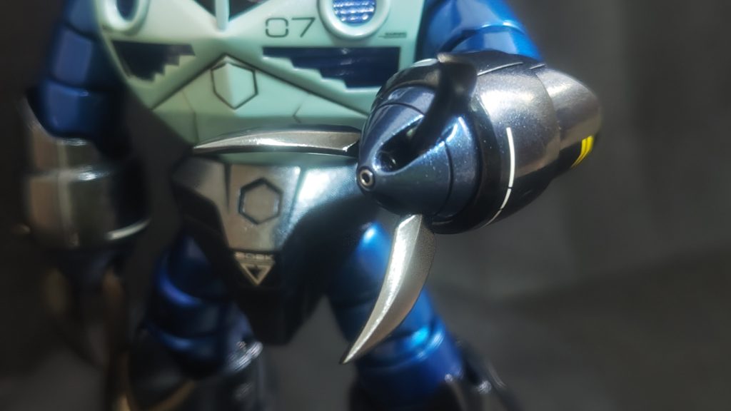 クローは下地にガイアさんのアルティメットブラックを塗り、こすって銀SUNでメッキ調にしてます。シャープ化してるのも相まってめちゃくちゃかっこいいです。