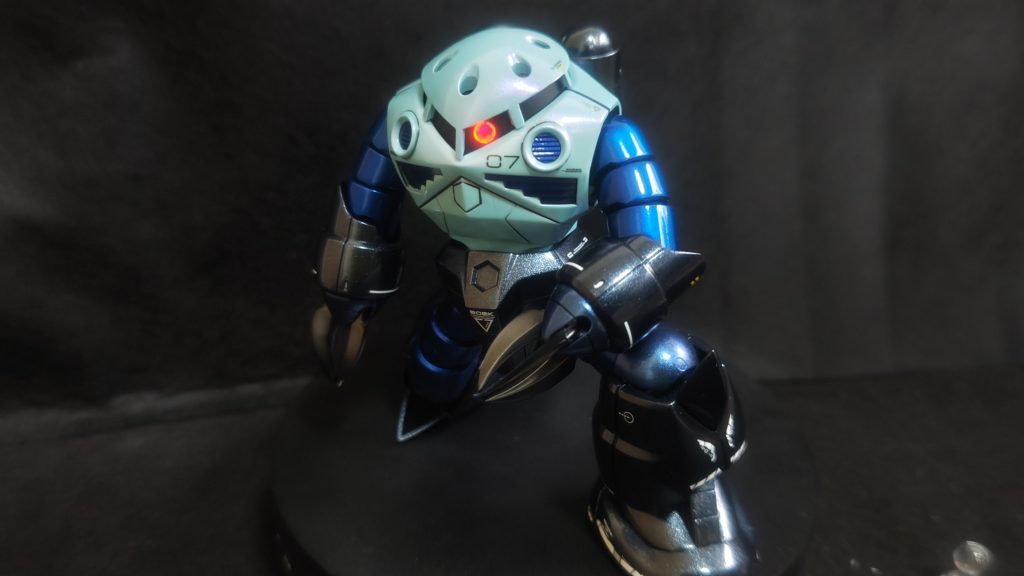 キャンディ塗装と電飾の練習用で制作したものでしたが、ギラッギラの仕上がりに満足です。キャンディ塗装ならシャア専用ズゴックってイメージですが、ネットに画像が溢れてたので量産型にしています。