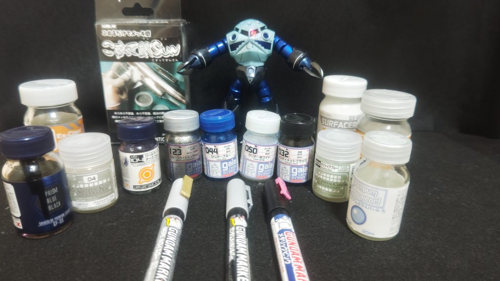 今回使った塗料は、プリズムブルーブラックアメジストパープルパールマーズダークブルースターブライトジュラルミンクリアブルークリアホワイトアルティメットブラックサファイアブループレミアムガラスパール白サフ、つや消しクリアー、光沢クリアーガンダムマーカー(メタリックピンク、メッキシルバー、ホロゴールド)こすって銀SUNです。