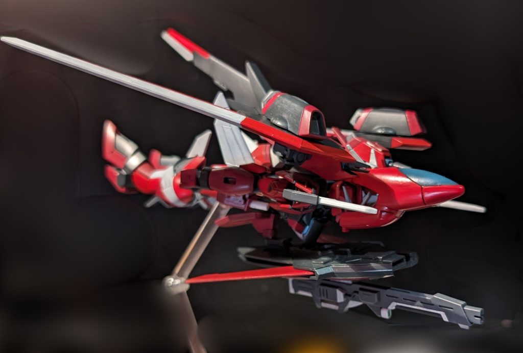 シールドは変形時の腰回転によってお尻に接続してるので余剰パーツ無しで変形可能に。寂しかったので適当なジャンクパーツでスタビライザーっぽく。ビームライフルはグリップ部分を取り外し可能にして接続。