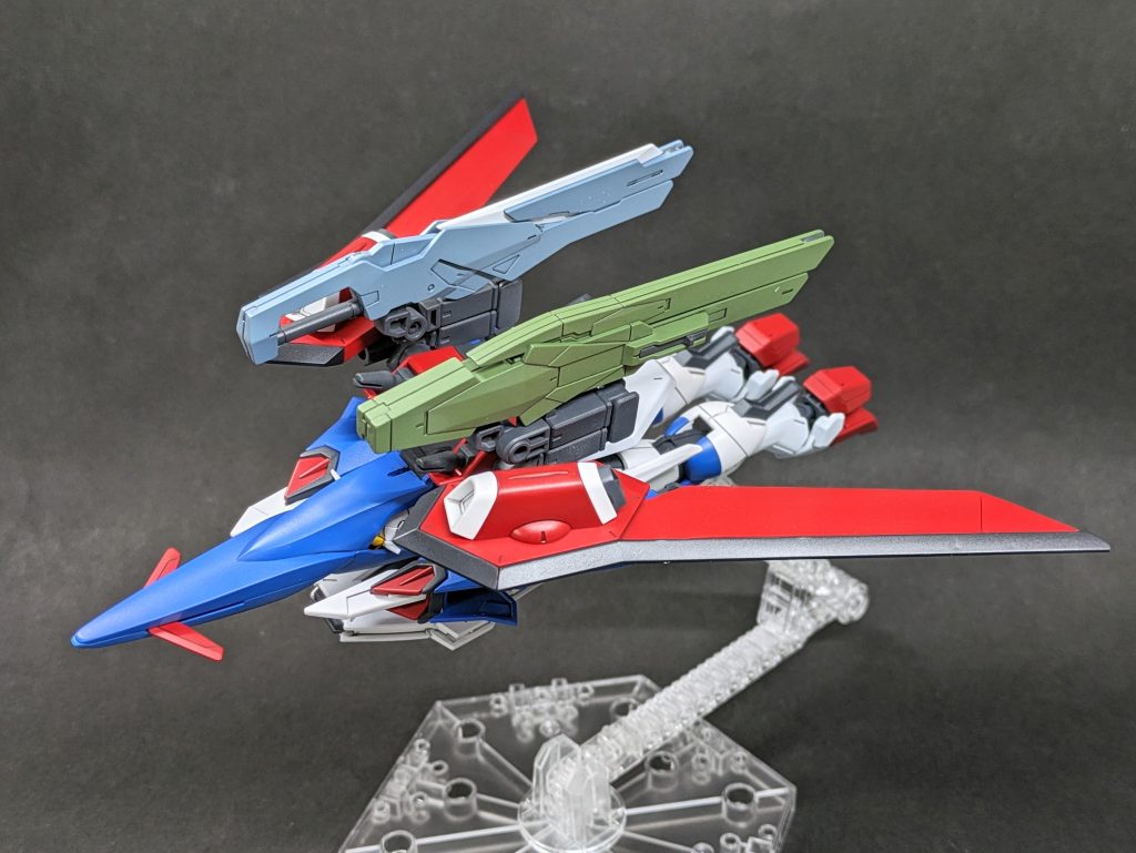 MA形態肩アーマーを90度せり上がるように改造。これによりスマートなフォルムになったと思いますさらに盾下にマウントしているビームライフルの位置を右腕部に変更しました。劇場の大気圏突入シーンで、こんな位置に銃火器あったら摩擦熱で誘爆する可能性あるやん、、、と内心思ってしまったので 笑以下ブンドド集