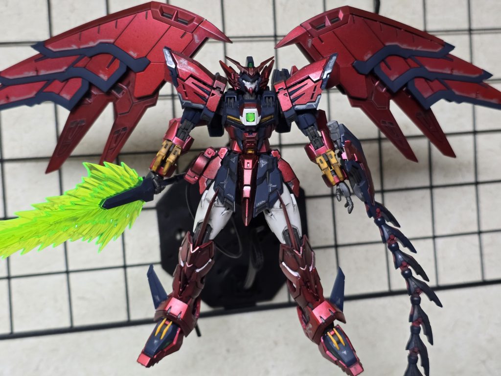 ▲一周回って素立ちの良さに気がついた面倒臭がりなのでデカールを貼る一歩を踏み出すのには多少のためらいがありましたが、気がつくとまるで、卒業証書を渡す校長先生のように、エピオンに対する感謝と労いの気持ちでデカールを貼ってました君とはいろいろあったなぁ、ダボを間違えて切ったり、塗装のため足繁く車庫に通い、失敗してやや捨て鉢な気持ちで塗装を落とし、パーツ紛失の恐怖におびえながら組上げた時の達成感・・・本当に、思い出をありがとう