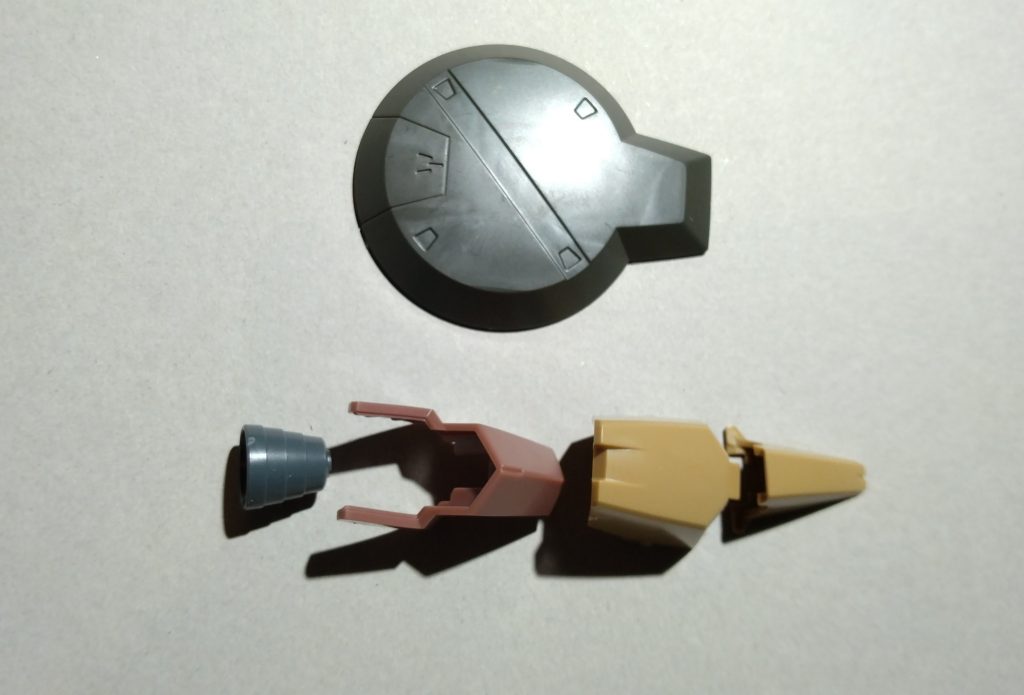 ディランザソルの盾パーツを別作品に使用したため、ディランザのキットから拝借。余剰パーツを組み合わせて、武装付きバーニア風にしてみました。