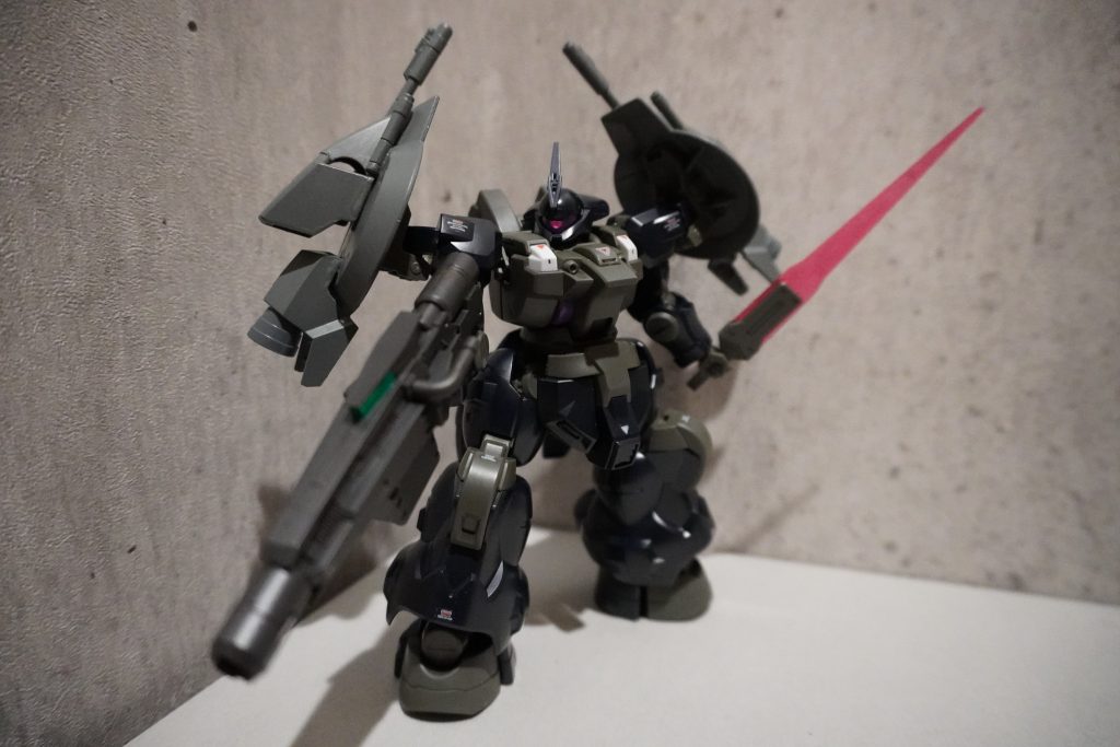 モノアイはラインストーンシールで表現。カスタマイズシールを各所に貼付して情報量をアップさせました。（いずれも某100円均一で購入）