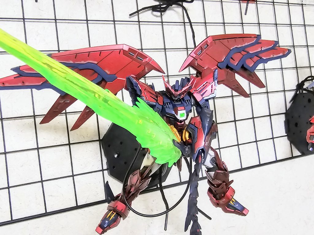 ▲ロボット魂版エピオンの巨大ビーム刃が無改造でつきました。両手持ちは関節への負荷がすごそう・・・こちらの都合ですが、小さい子どもがいる手前、特に塗装に気を遣い、妻にもナイショで車庫でやってます「庭の草むしり行ってくる」とか言ったり、仕事の行き帰りに立ち寄って塗装をしていましたエピオンの赤は多少の黒みがあるので、シルバー、クリアーレッドの上にスモークグレー(当初クリアーブラックを見つけられなかった)を塗りましたクリアーカラーの重ね塗りは以前作成したシナンジュに比べエッジの多いパーツには塗料が乗りにくいのか難しく、何回も垂れました特にスモークグレーは塗れたのかどうか確認が難しく、結局やり過ぎて垂れて何回か塗装を剥がしてやり直しました