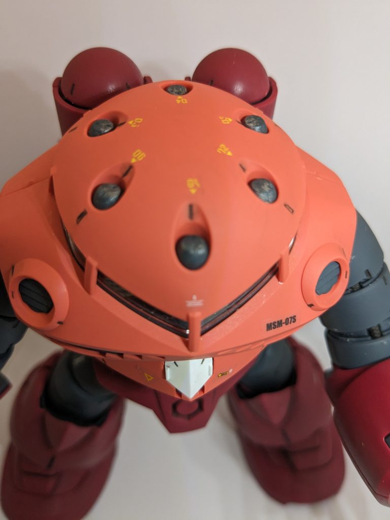 頭の上のガンダムデカールを貼るのが難しいかった(gundam-kao10)ガンダムデカールも初です！ズレてたり　うまく貼れてなかったりしますがド素人の作品なので多目に見てください(gundam-kao10)