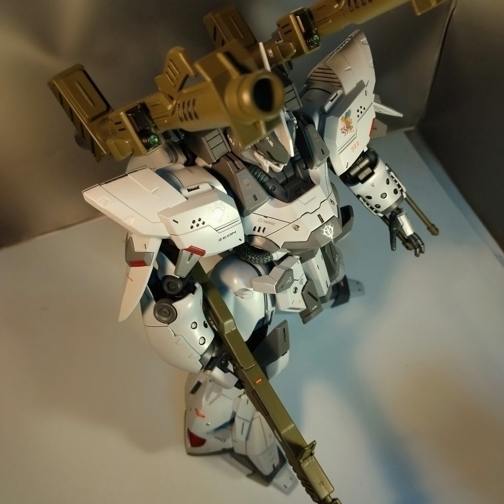 カラーリングは変えて、とにかくジオンにしようと考えた結果ジオンの女性部隊のパーソナルマークを貼りました！間違ってるかもしれないです！😆