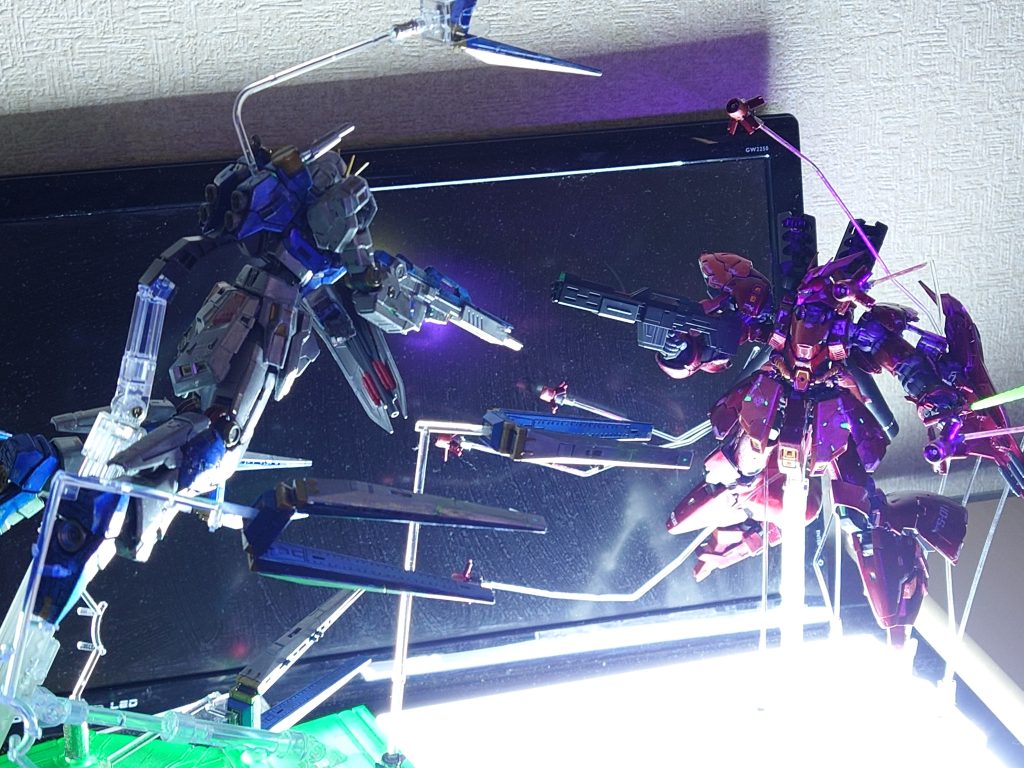 そして、νガンダムとサザビーが揃ったらとりあえず並べますよね❗