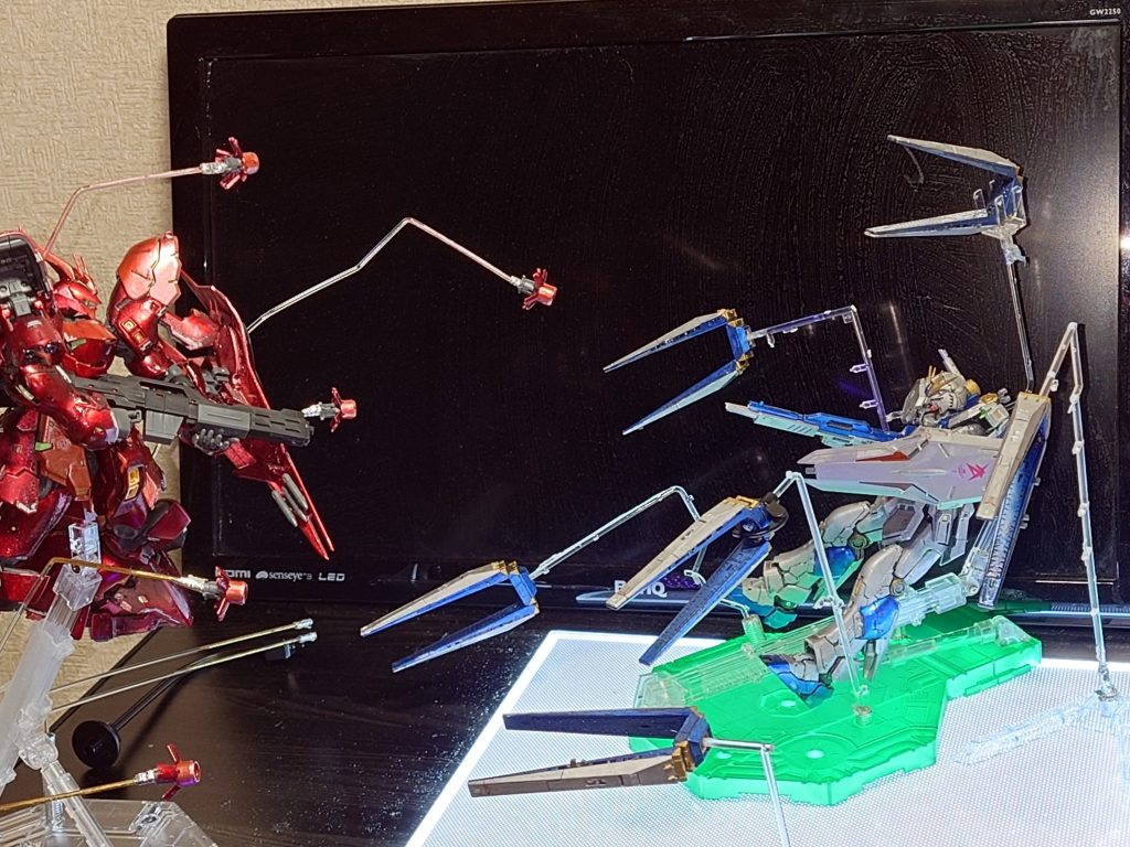 νガンダムのフィン・ファンネルもソフトプラ材で飾ろうかと思ったけど重すぎて無理でした。