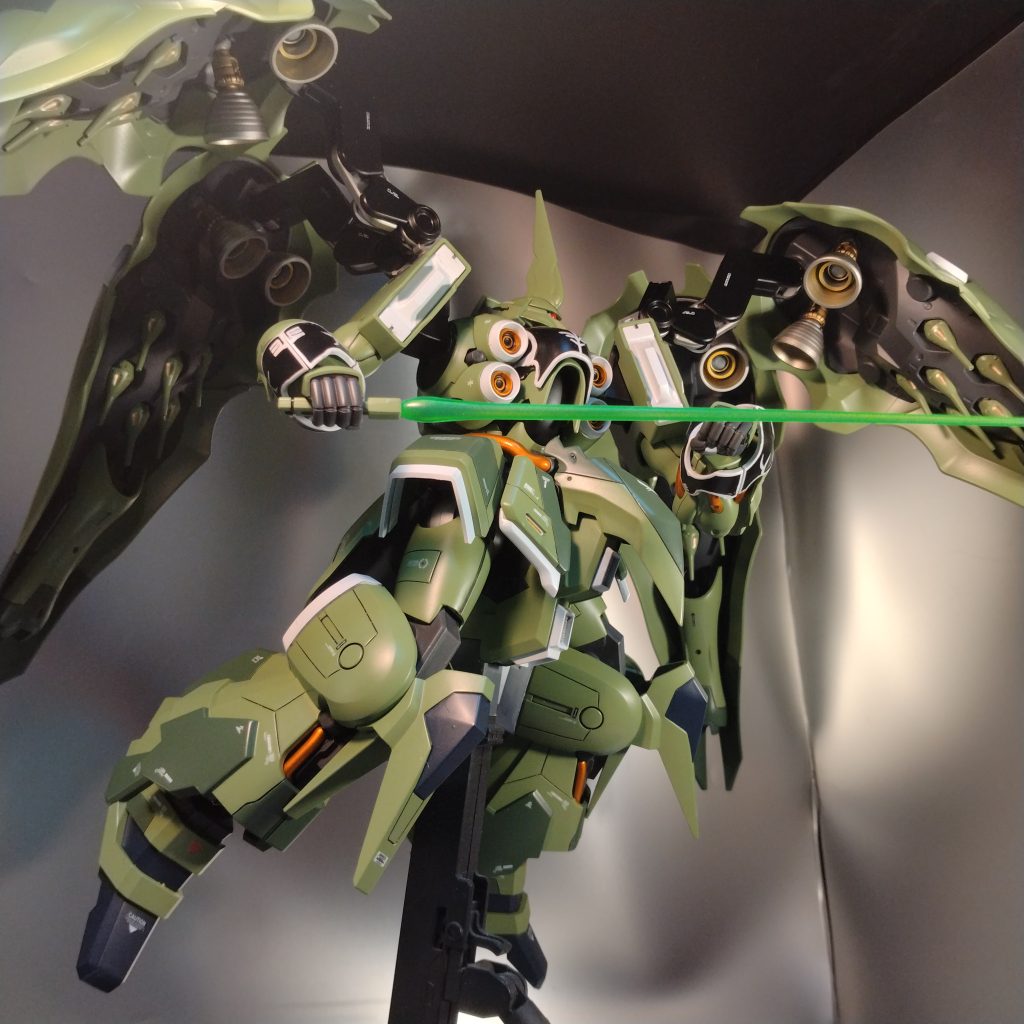 塗り分けもですが、ファンネルなんかも頑張って塗装したのですが目立ちませんね！（笑）私の作品はこんなのが多いです！（笑）