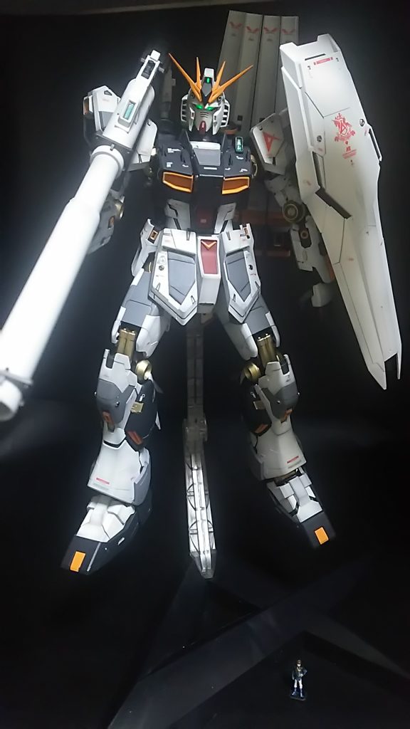 私はニューガンダムは完成されたデザインでこの機体の上にも下にも超えるモビルスーツはいない正にサザビーと並ぶ神級モビルスーツだと思います！（笑）