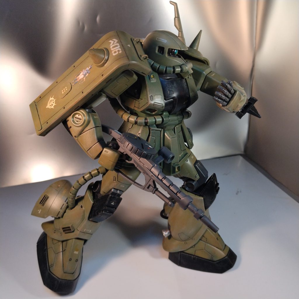 スジ彫り入れてシールドはプラバンとザクファントムの突起付けました!(笑)デカールはザクレディです!