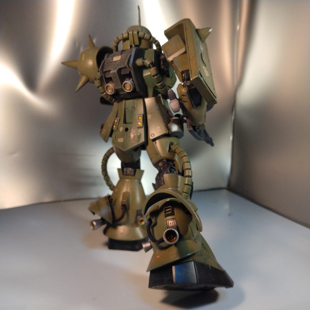 足のバーニアは戦地で急ごしらえした感じで付けてる想像でバーニアを守るためのガードを付けてる感じです!(笑)