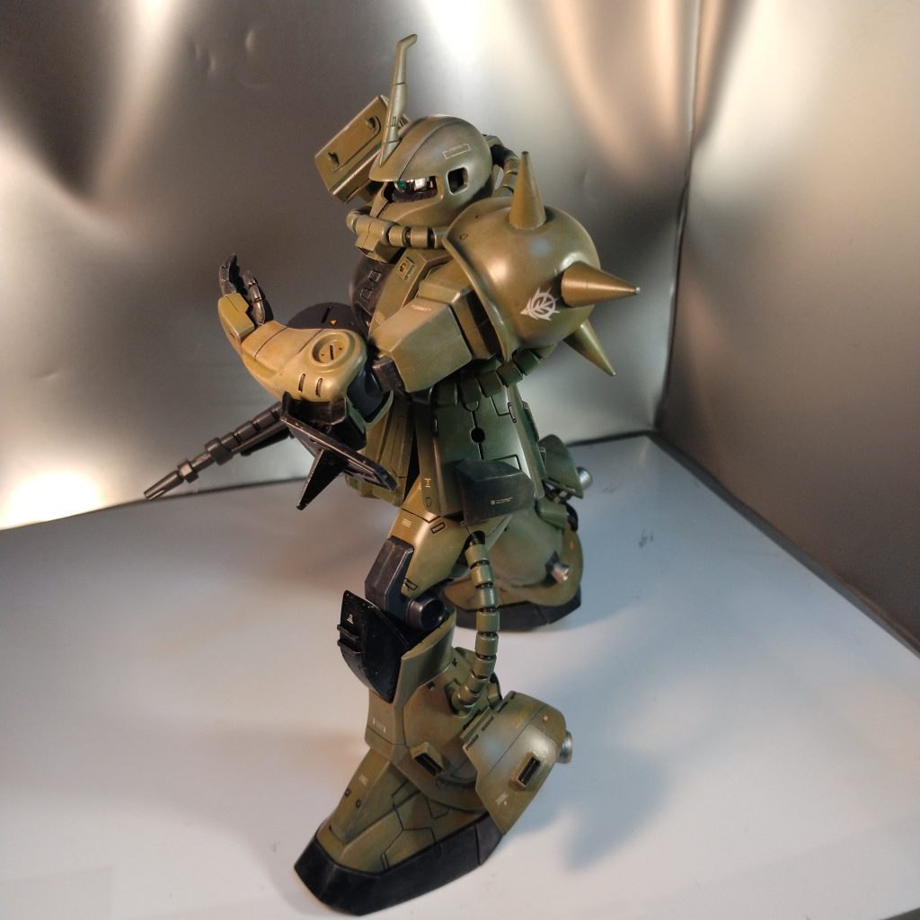 ジャンクパーツを使いそれっぽく付けました!(笑)スパイクの突起部も切り落としてケンプファーの物を付けてます!(笑)