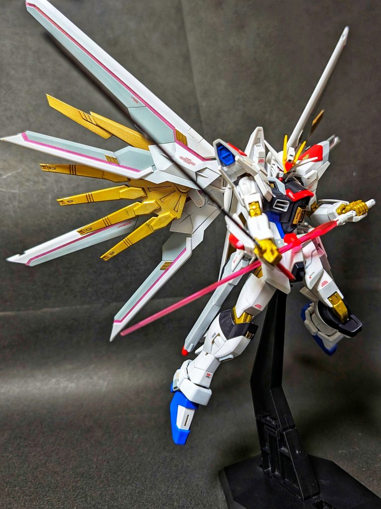 大まかな工作箇所としては 【本体】・腰、上腕の延長・腰レールガンの接続部を削って幅詰め・腹部ビーム発射口の差し替え・足首の接続パーツ、装甲を無印ストフリのものに差し替え・足首装甲、フロントスカートの形状変更
