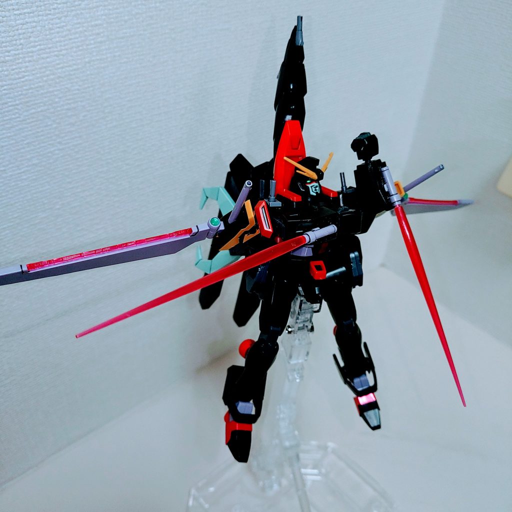 ビームサーベルは肘(MA時のつま先)に固定という設定。