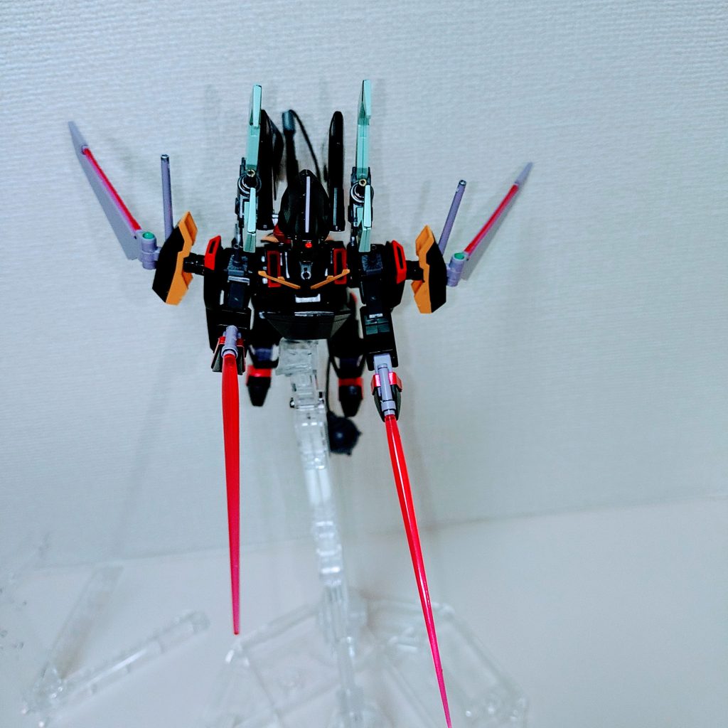 バクゥ形態飛びかかりながらビームサーベル展開。実際この位置だとめっちゃ泥詰まりそう…ビームで溶かせばヨシ!