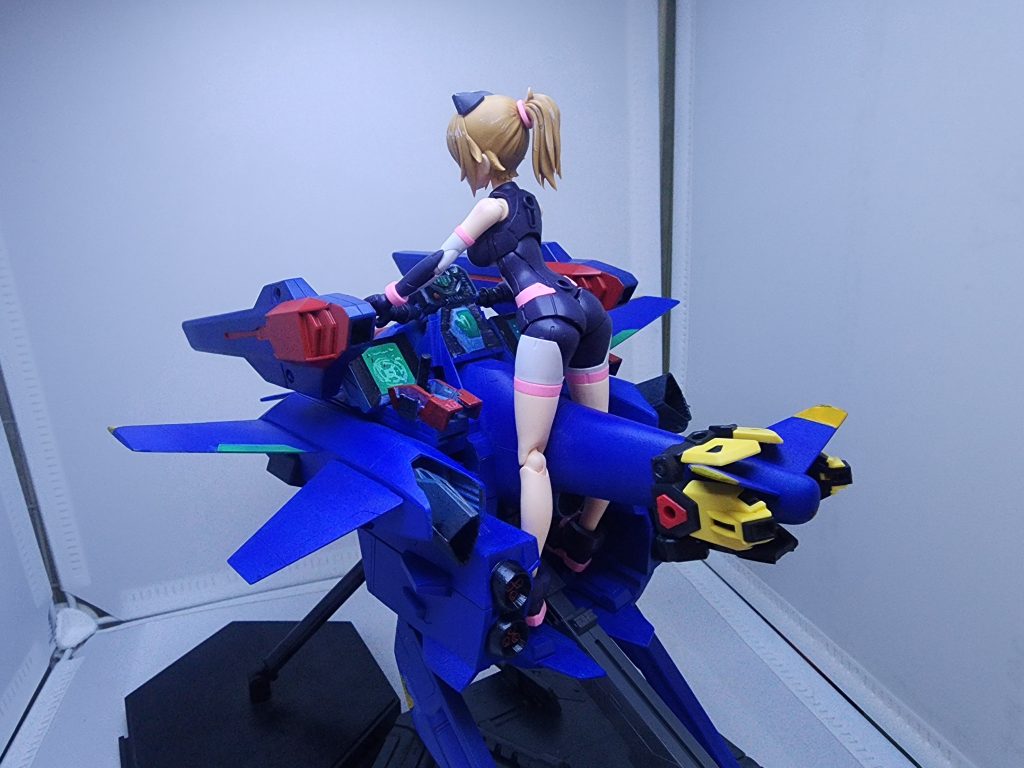 斜め後ろからバイクみたいに跨りたかったのでベースにティックバランを使用してます。