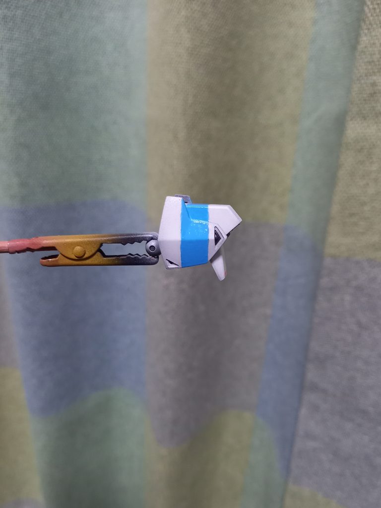 マツナガ機の特徴の肩のブルーのラインは筆塗りでやってみました🤗