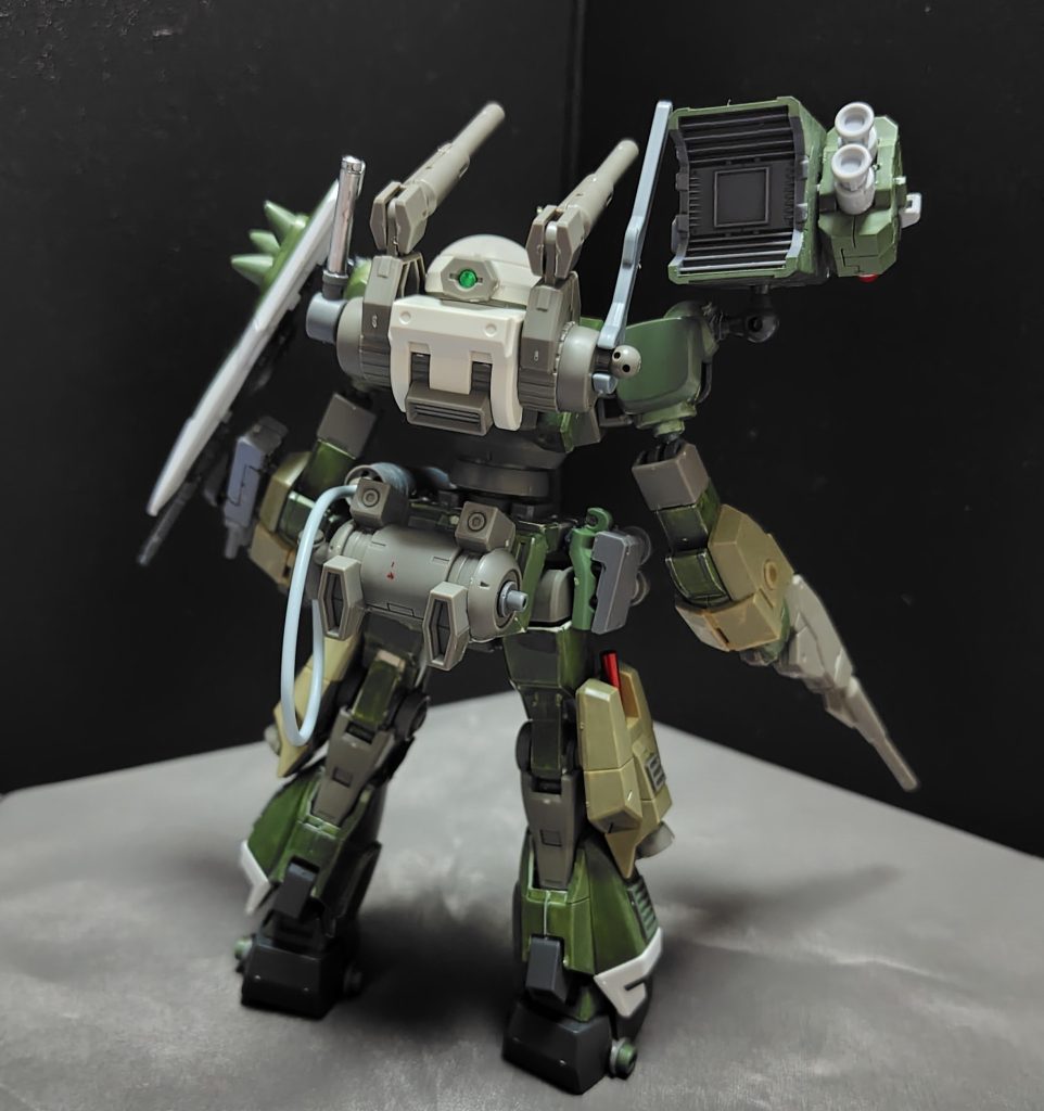 リアビューシールドやミサイルポッドがポーズ次第でバオリパックのスラスター部分に干渉するので、やむなく外す羽目になりました。