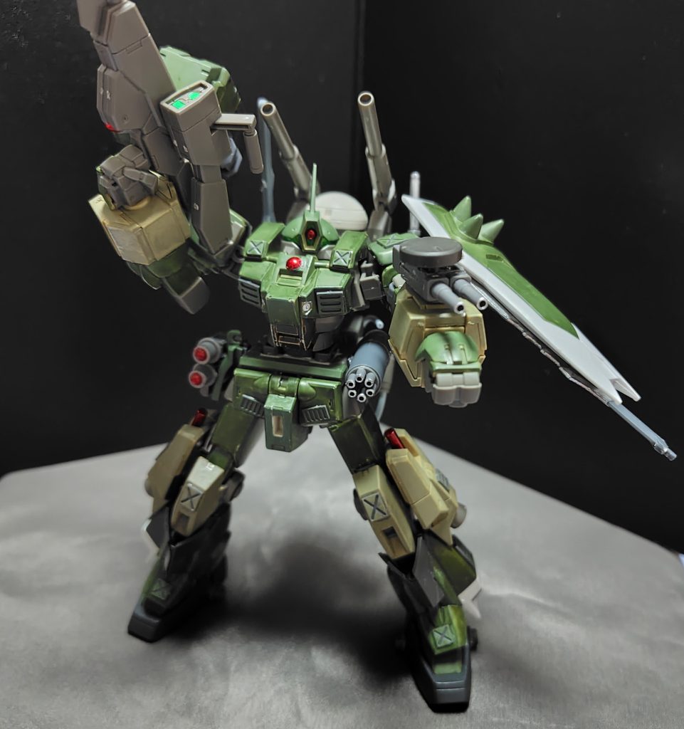 ○ハンディマシンガン左腕に装着している小型のマシンガン。両腕の甲にあるフィストバルカンより威力があり、これだけでも相手のMSの装甲を撃ち抜ける。