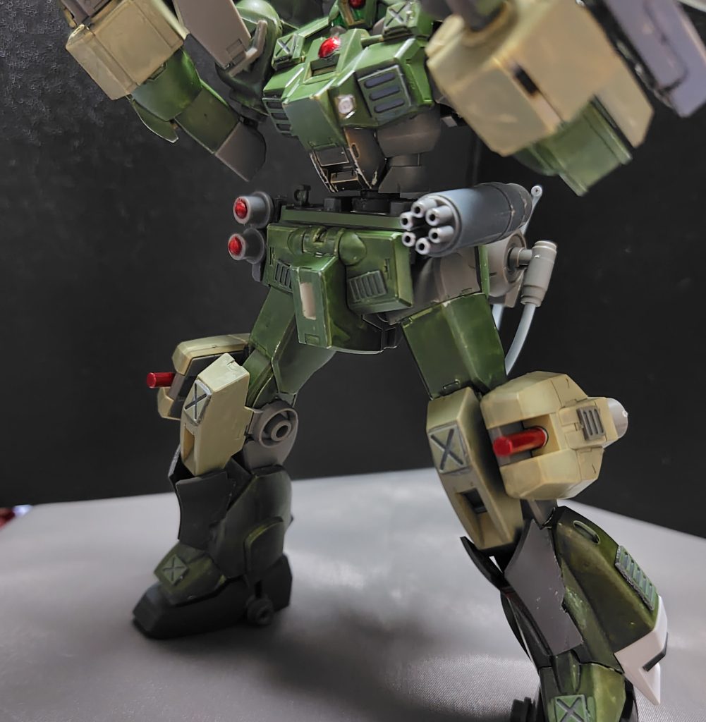 ○対戦車ランチャー(右腰)ショルダーミサイルポッドのと同じ様に誘導式だが威力は控えめ。だが、戦車等を吹き飛ばす分には十分。○ガトリングガン(左腰)射角調整も可能な実弾兵器。高速移動しながら撃つ事もできる。○ブースターミサイル(脚部)元々はビームサーベルストックだったところにミサイルを装填している。他のミサイル達と違い威力があるのだが、2発しかないので、ここぞという時に発射される。別の使い方として、煙幕弾を装填する事もある。