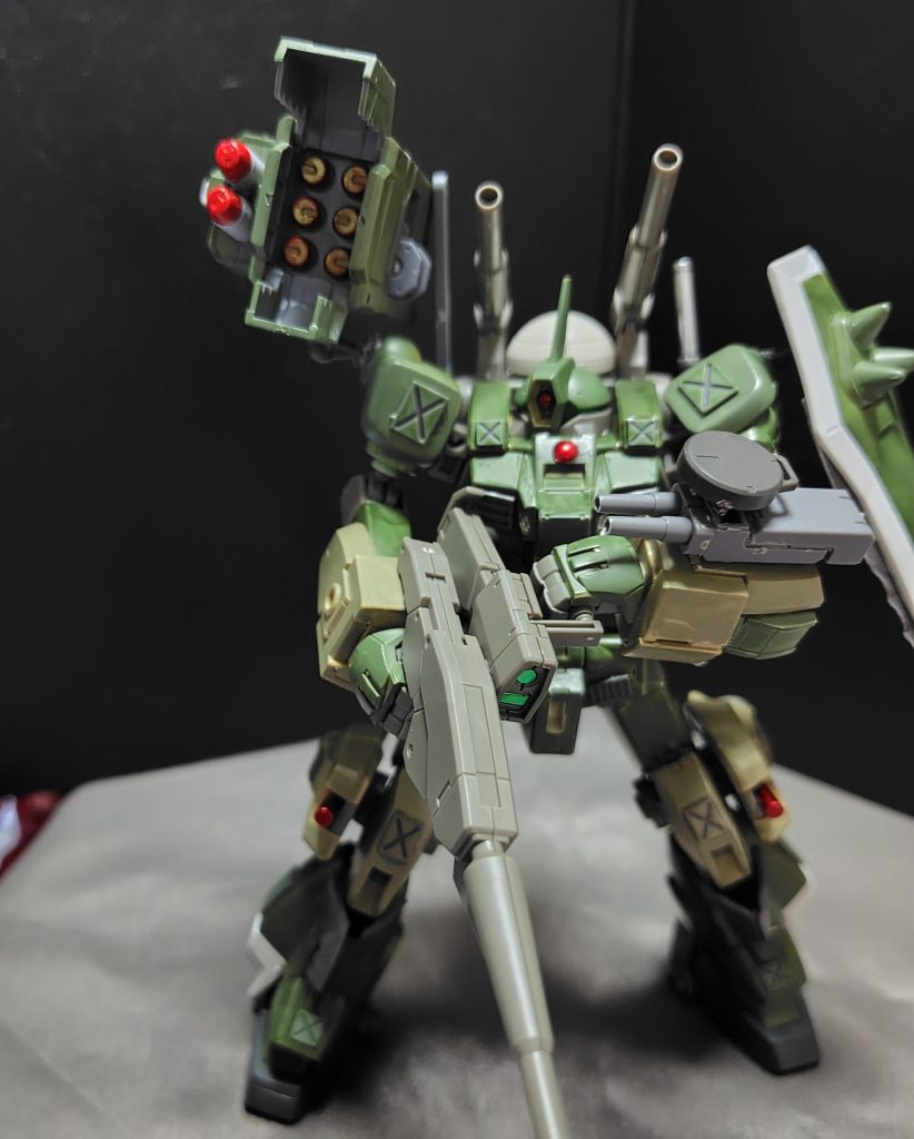 ○ショルダーミサイルランチャーポッド全部で8発の誘導式ミサイルランチャーを撃ち込むことが可能。撃ち尽くした後はデッドウェイトになるので、即座にパージすることで軽量化を図ります。