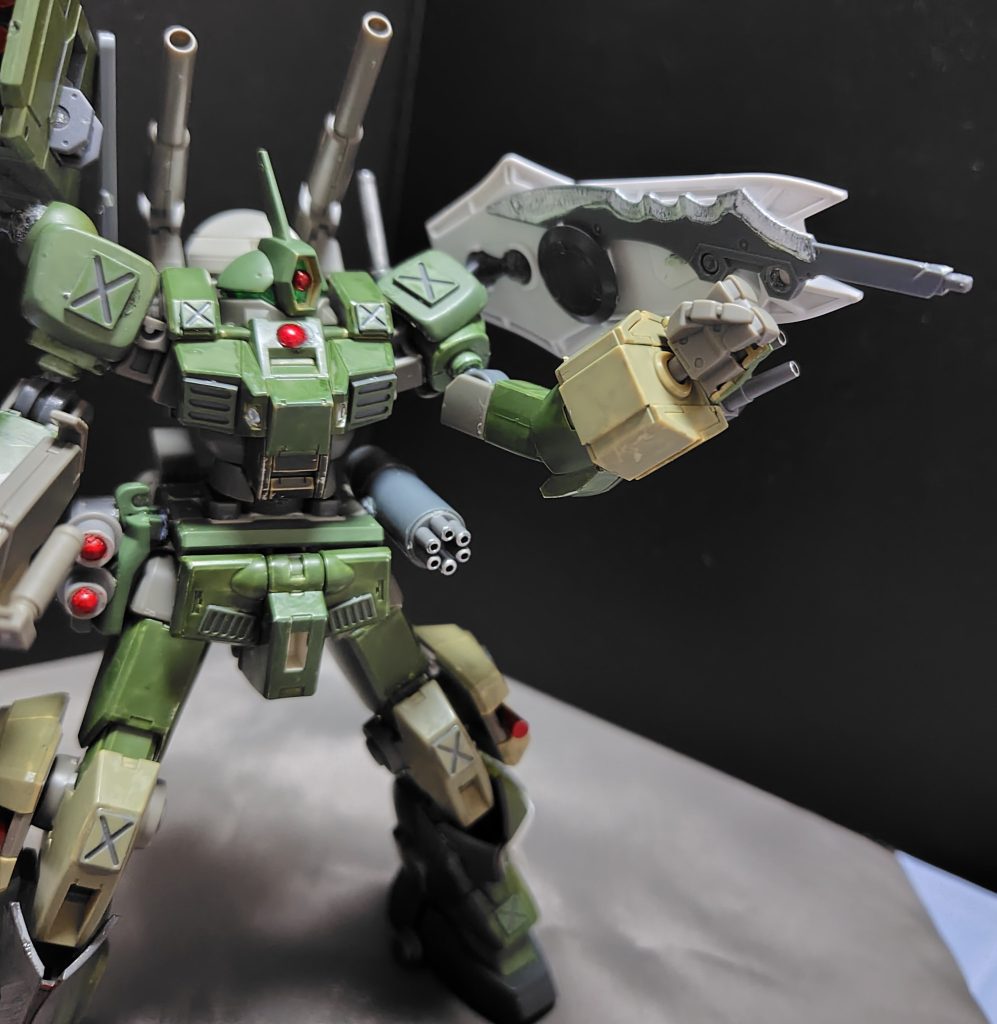 左肩のシールド裏に大型のヒートナイフを仕込んでいます。