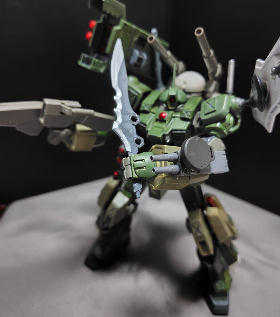 ○大型ヒートナイフ赤熱化する事で装甲を溶かし斬るも出来るが、基本は鉈のように振り回す様に扱われる。耐ビームコーティングも施されているので、ビームサーベルとの鍔迫り合いも問題無く行えます。