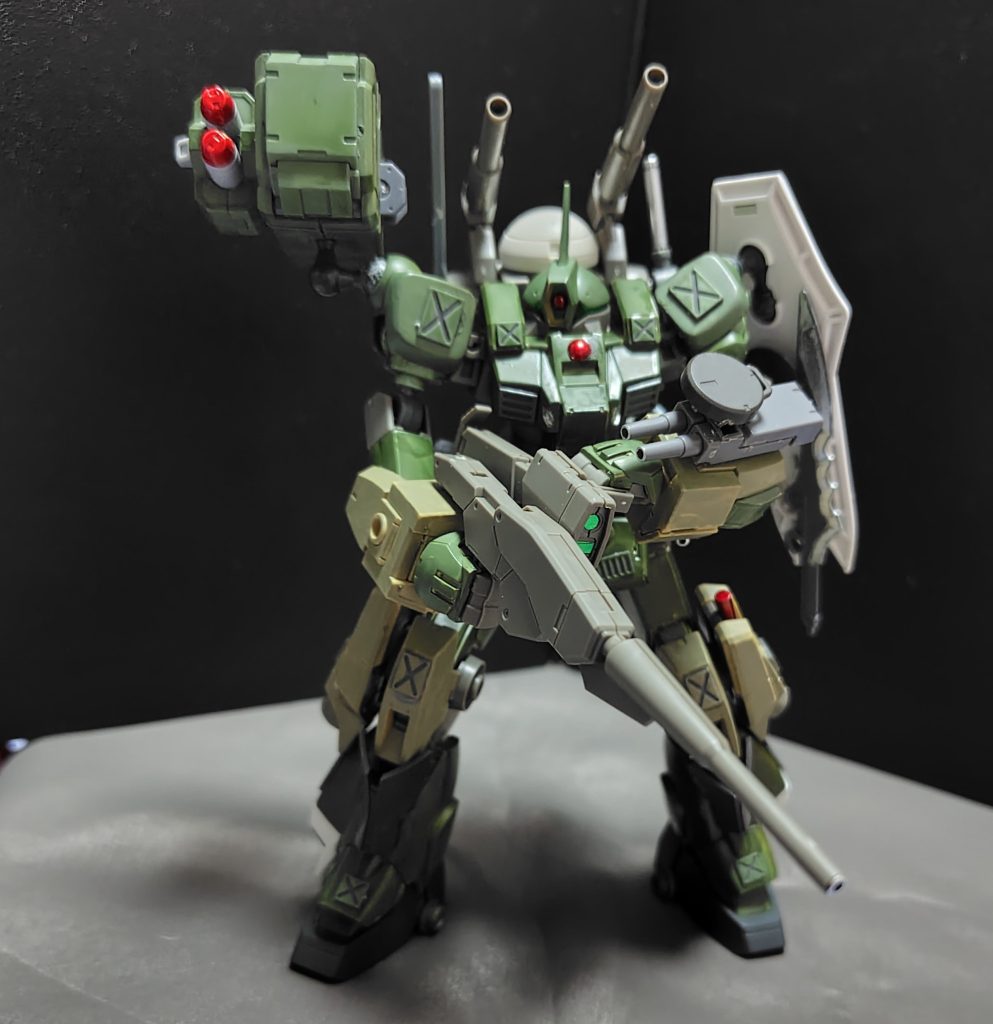 勿論全ての武器を駆使して、相手を殲滅するアサルトコンバットもあります。ショルダーミサイルポッドを数発撃ち込んだ後加速→腰部のガトリングガンやミサイルをを撃ちながら接近→ショルダータックルで突進後、ビームキャノンを撃ち込む→左腕のハンディマシンガンを撃ちながら少し離れ、ビームライフルを連射して再接近→シールドからヒートナイフで斬りつけ、最後にビームライフルを単射モードのチャージショットをお見舞いしてフィニッシュからのむせる。