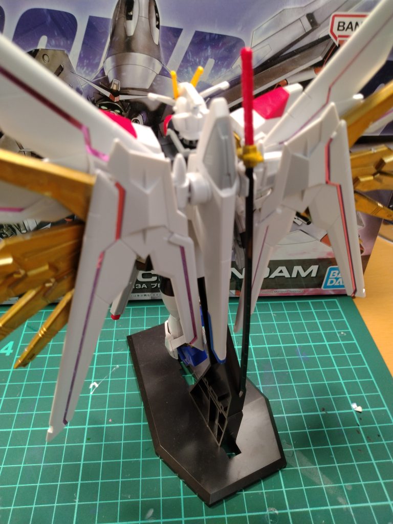 プラウドディフェンダーは金色の部分をガンダムマーカーEXイエローゴールドで塗ったらピッカピカ!かっけぇ!