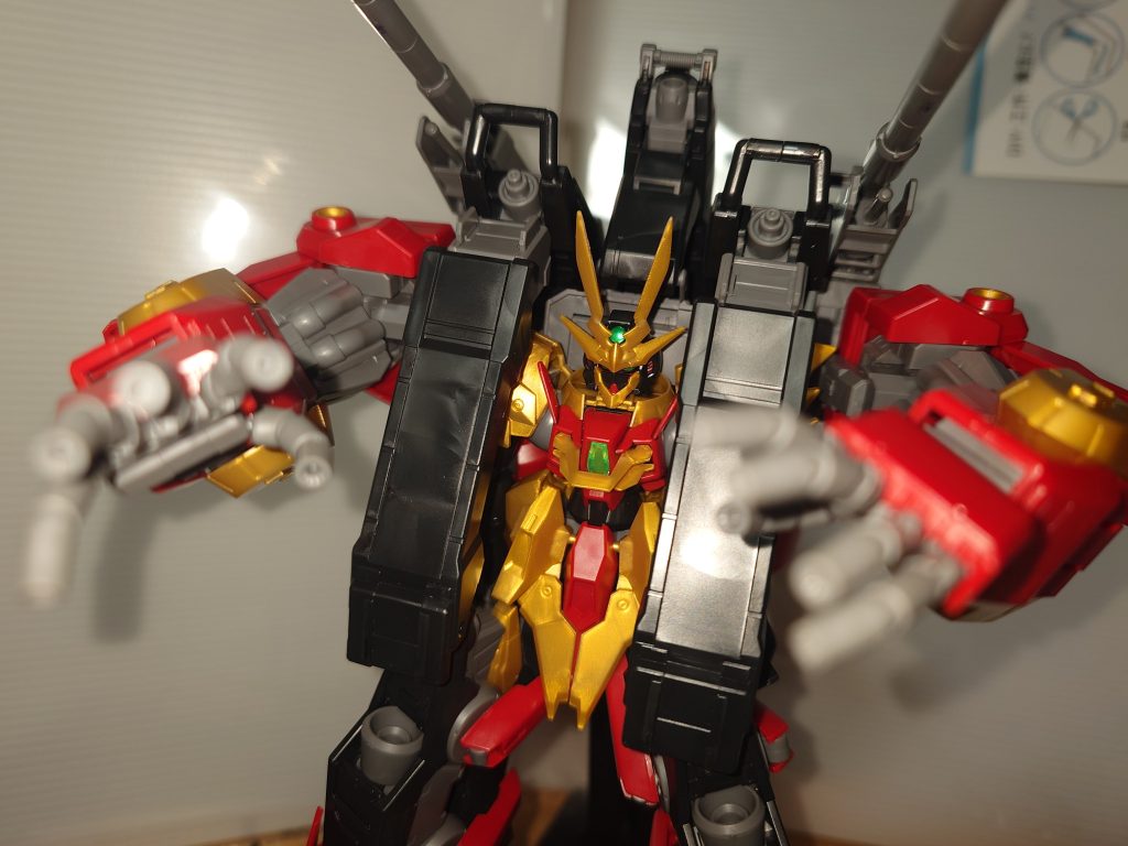ティフォエウスガンダムキメラ2攻撃する瞬間みたいな感じでちなみにですがこれを作ったあと細々としたパーツがあるんですが、体力無くなって放置している状態ですwリフレクタービット改組んだりするの疲れますw