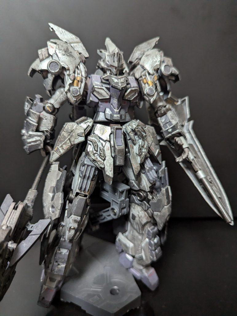 飛び道具は、シールドの銃のみで無骨な大剣がメイン武器となります。