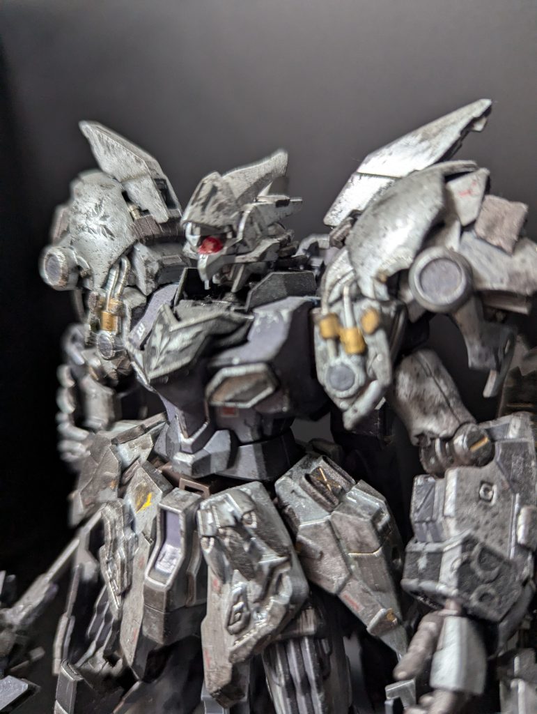 個人的にモノアイの方が好きなので開閉可能なヘルメットの奥に忍ばせてみました。