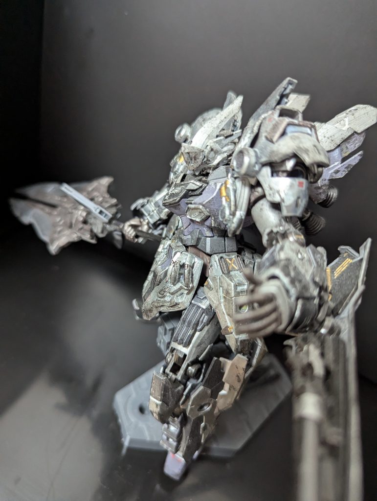 身の丈ほどある大剣を振り回そうとしているポージング。