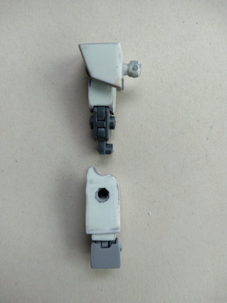 腕の改修箇所です。上部つき出てすぎる肩が気になったので胴体上面とラインを合せるように小型化してます。上腕、下腕共にバンダイエッジにプラ板を貼り付けてエッジ出しをし太く見える様にしてます。あと下腕の袖口の突き出したブロックが目立ち過ぎてるので袖口を1ミリ延長しブロック部も切り離し手首の可動範囲を拡大してます。肘フレームですが写真の様に切り離せば後ハメ出来ます。