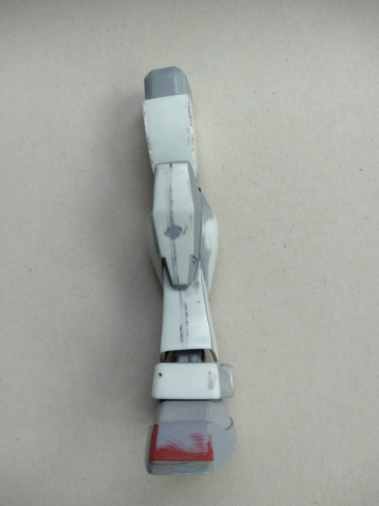 脚部の改修箇所の前面です。太ももはモールドに沿って前面の方が細い謎仕様だったので後部に合わせプラ板を貼り付けバンダイエッジにプラ板を貼り付けてエッジ出しをし太く見える様にしてます。脛はエッジ出しだけでは物足りないので真ん中で切り1ミリ太らせてます。