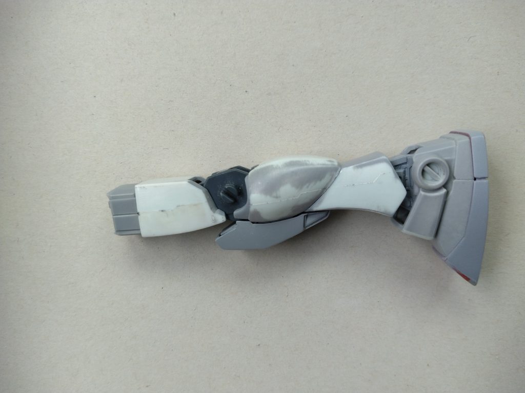 脚部の改修箇所の側面です。ソール部分の肉抜きを埋めるついでに昔ながらの爪先が平な状態にエポパテで盛り付けて成形してます。