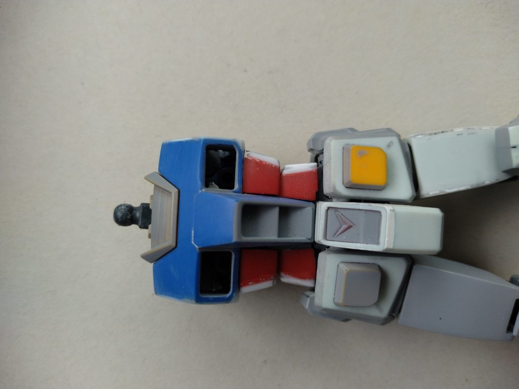 胴体の改修箇所です。栄養失調ぽさは胴体のボリューム不足が原因と思い蒼い部分で0.5ミリ、赤い部分で1ミリのプラ板でサンドイッチして太らせてます。なおバンダイエッジにはプラ板を貼り付けてエッヂ出しをしてますので数値データ以上に大きく見えます。